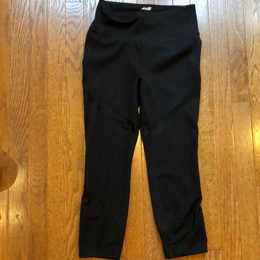 ✨5 for $25! ✨Avia Capri leggings with mesh design.